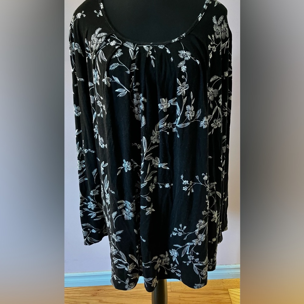 Long Sleeved Top w/ White Floral Print PTP 23”